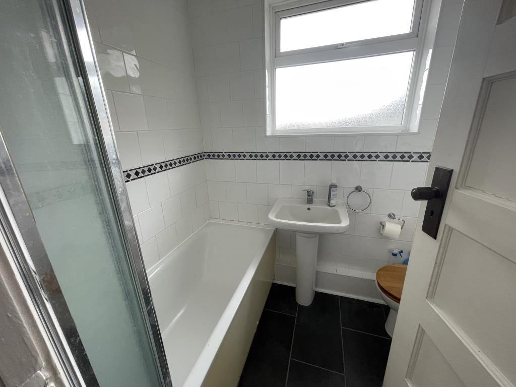 Lot: 94 - FIRST FLOOR MAISONETTE WITH GARDEN AND DERELICT GARAGE - Inside image of bathroom from hallway